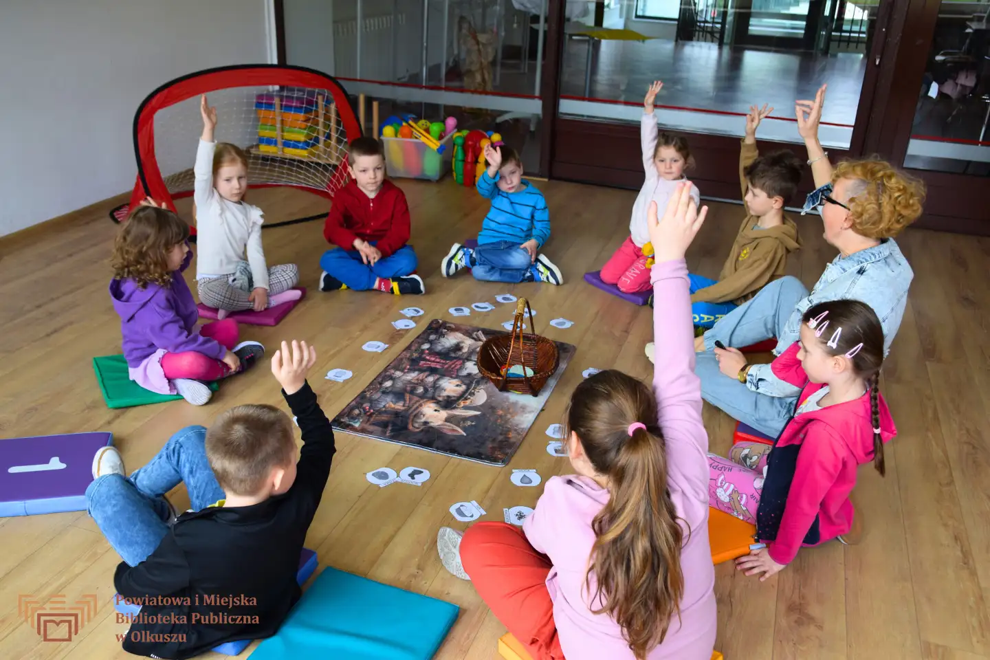KWIETNIOWE BAJKOWE SOBOTY DLA RODZINY I Z BIBLIOTEKĄ W KRAINIE OZ(OBOTÓW)
