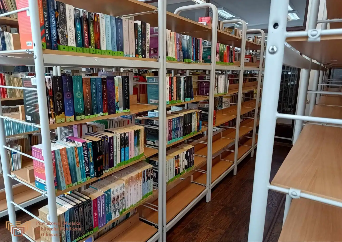 NOWY DZIAŁ Z KSIĄŻKAMI YOUNG ADULT W OLKUSKIEJ BIBLIOTECE!